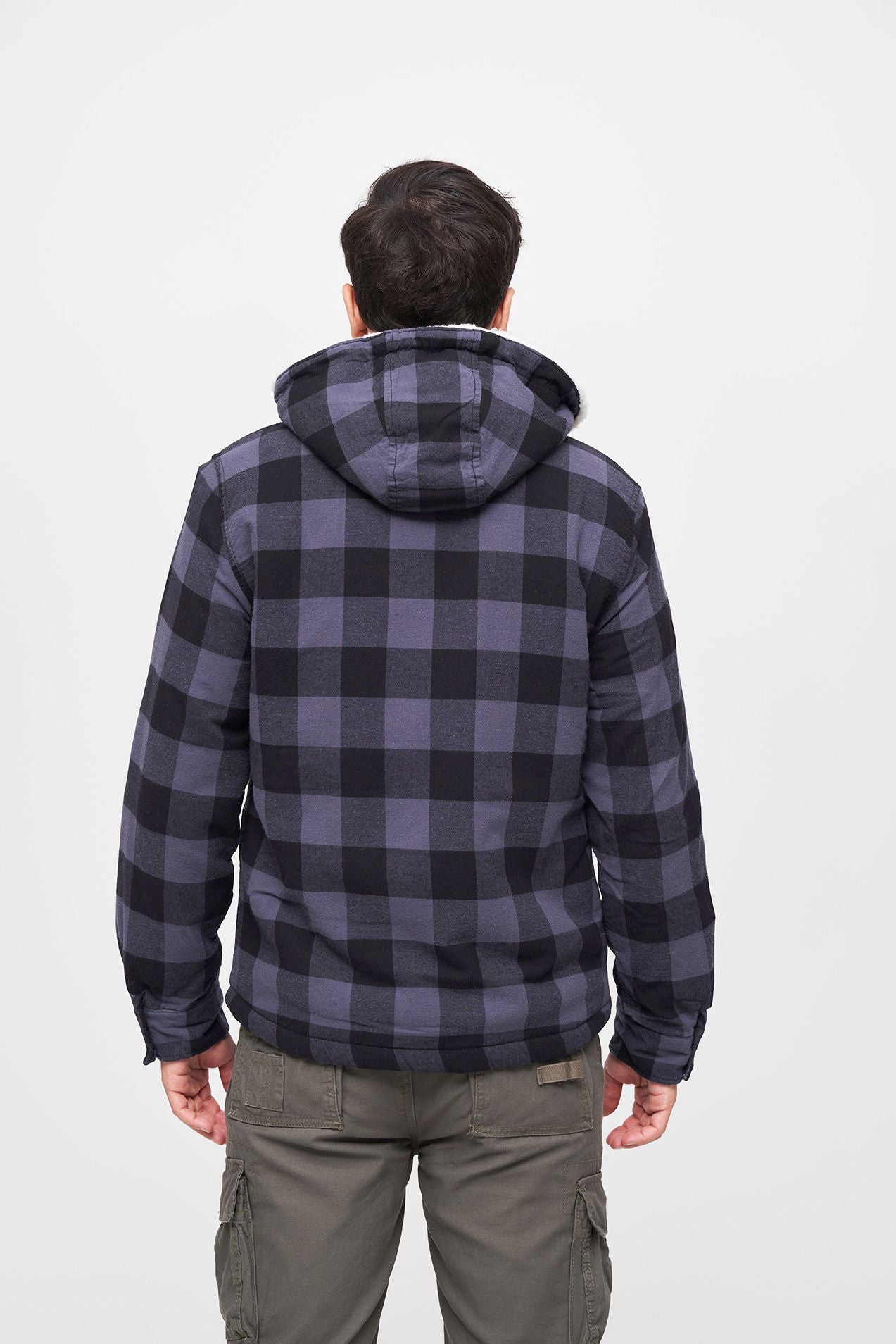 Brandit Lumber Jacket Hooded in Schwarz-Grau: warme, wattierte Flanelljacke mit Teddyfell, abnehmbarer Kapuze und vielen Taschen – ideal für Alltag & Outdoor.