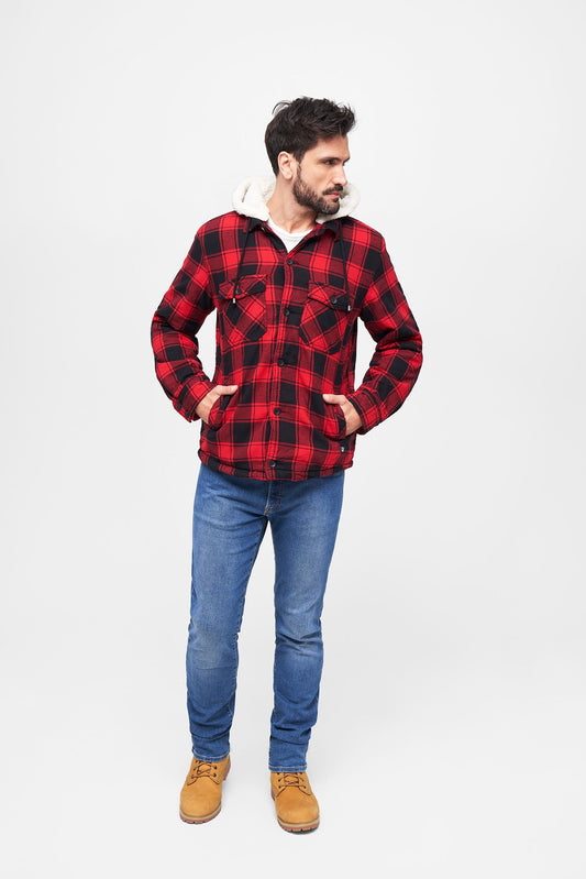 Brandit Lumber Jacket Hooded in Schwarz-Rot: warme, wattierte Flanelljacke mit Teddyfell, abnehmbarer Kapuze und vielen Taschen – ideal für Alltag & Outdoor.