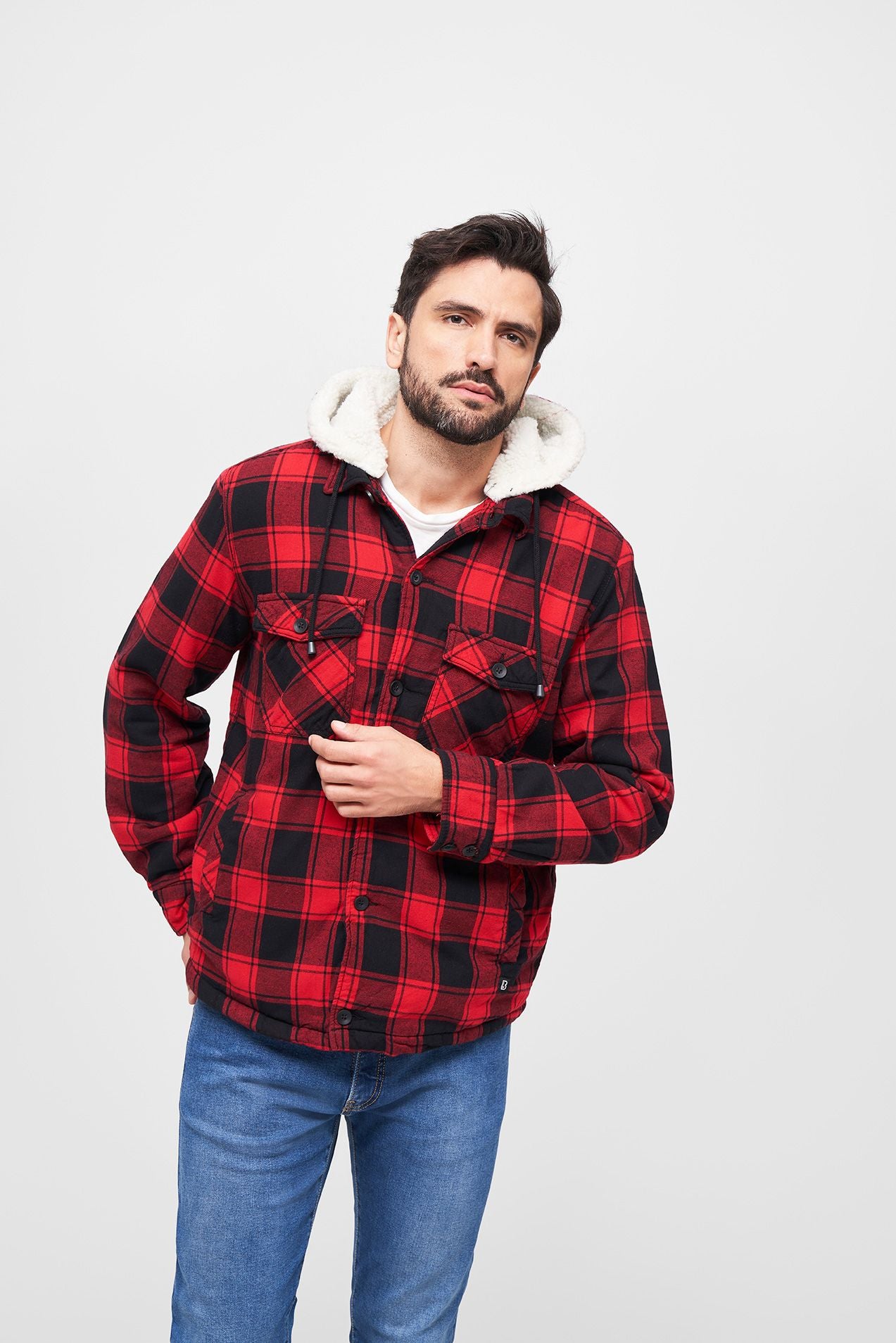 Brandit Lumber Jacket Hooded in Schwarz-Rot: warme, wattierte Flanelljacke mit Teddyfell, abnehmbarer Kapuze und vielen Taschen – ideal für Alltag & Outdoor.