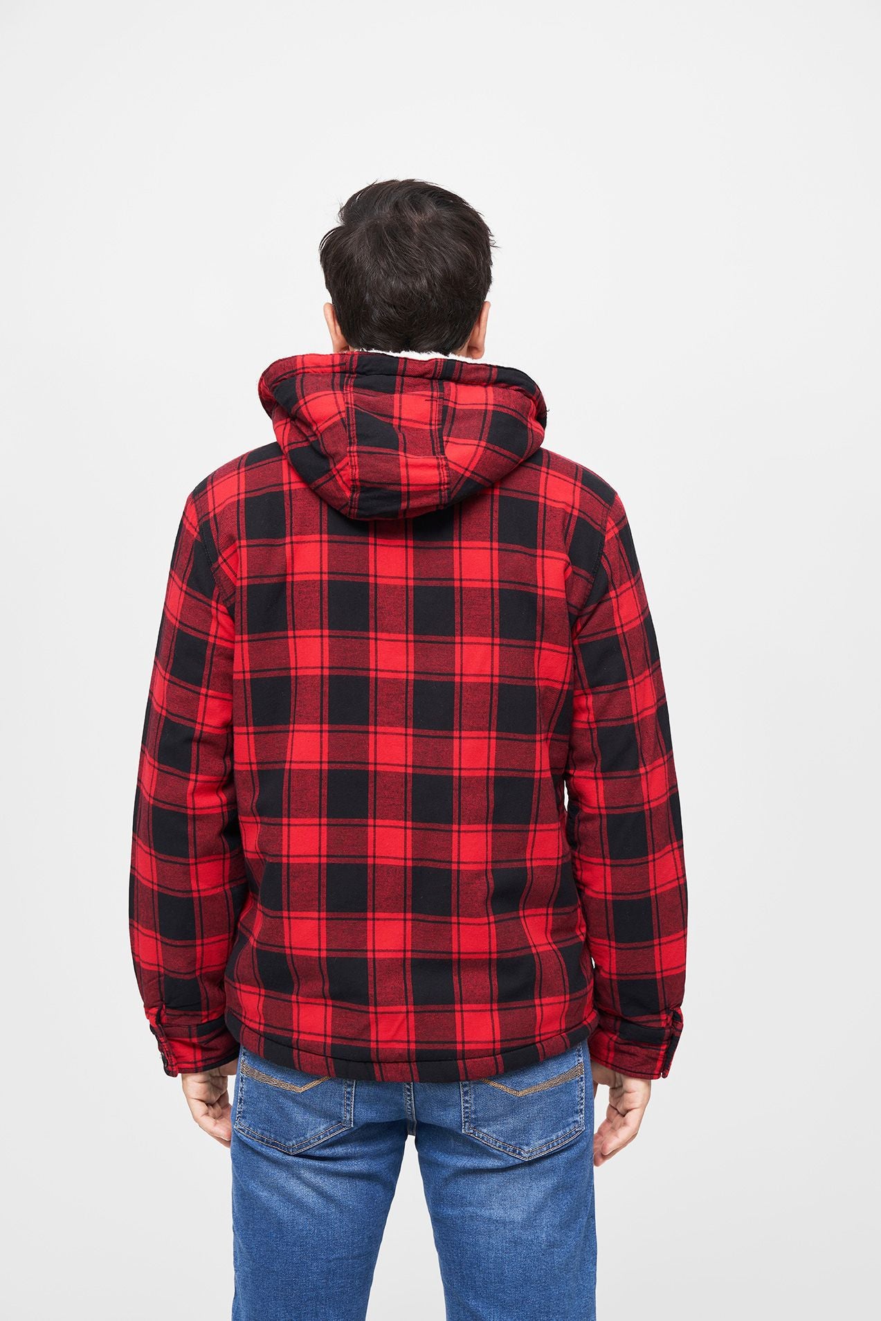Brandit Lumber Jacket Hooded in Schwarz-Rot: warme, wattierte Flanelljacke mit Teddyfell, abnehmbarer Kapuze und vielen Taschen – ideal für Alltag & Outdoor.