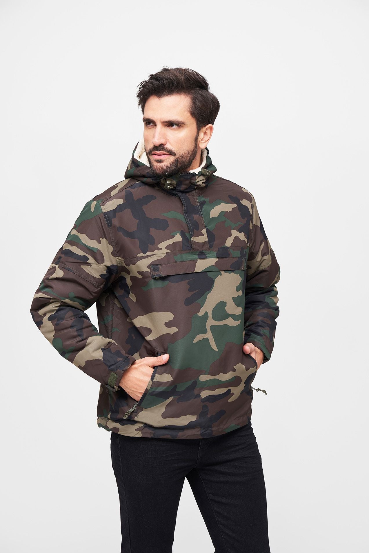 „Brandit Windbreaker Sherpa Jacke Woodland mit Teddyfell-Futter, Kapuze und wasserabweisendem Material