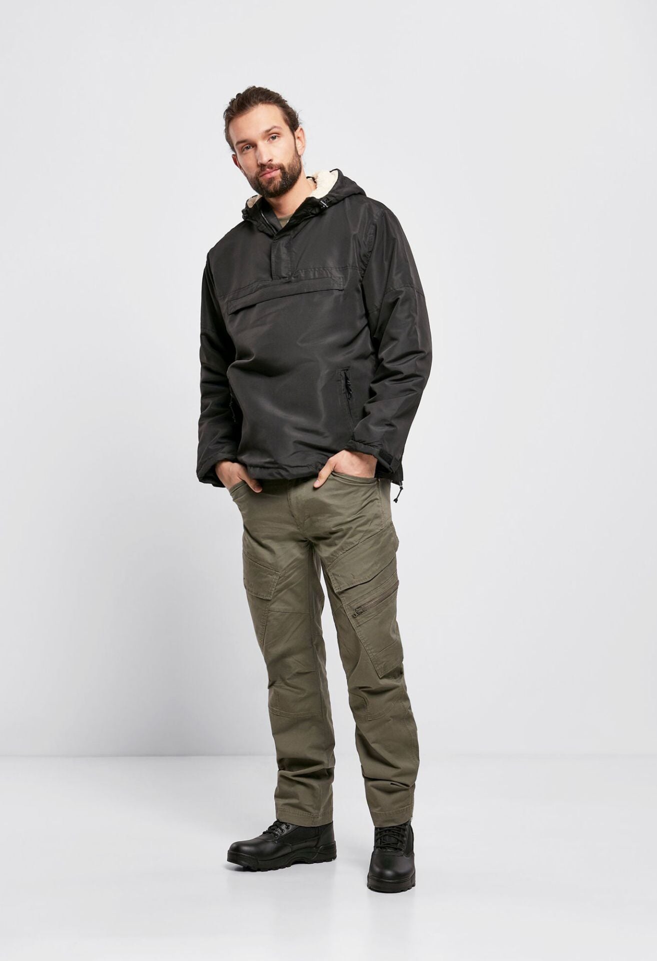 Schwarzer Brandit Windbreaker Sherpa Jacke mit Teddyfell-Futter, Kapuze und wasserabweisendem Material