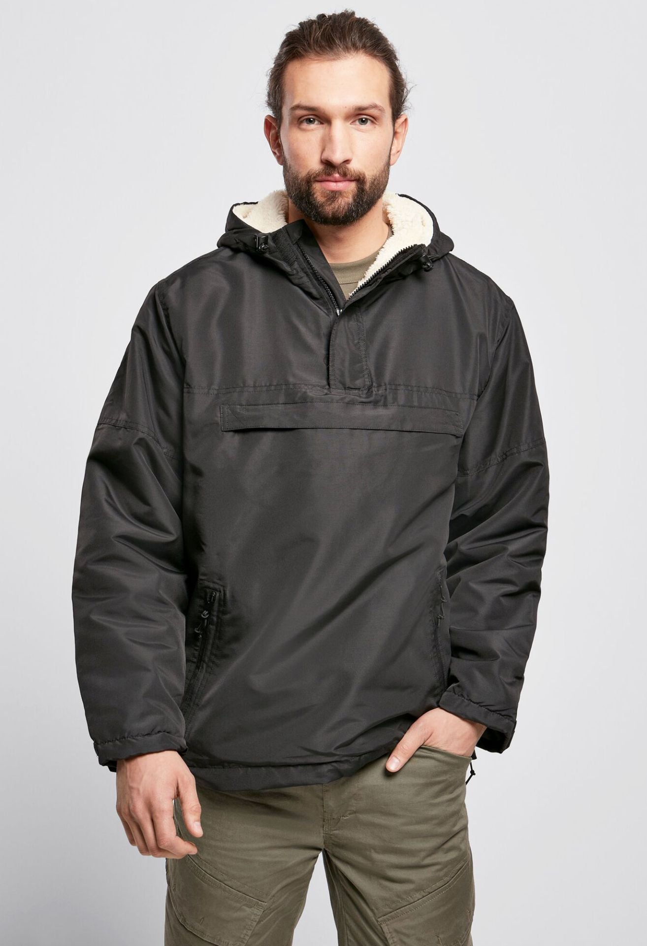 Schwarzer Brandit Windbreaker Sherpa Jacke mit Teddyfell-Futter, Kapuze und wasserabweisendem Material
