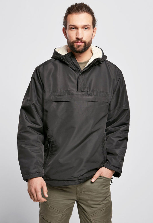 Schwarzer Brandit Windbreaker Sherpa Jacke mit Teddyfell-Futter, Kapuze und wasserabweisendem Material