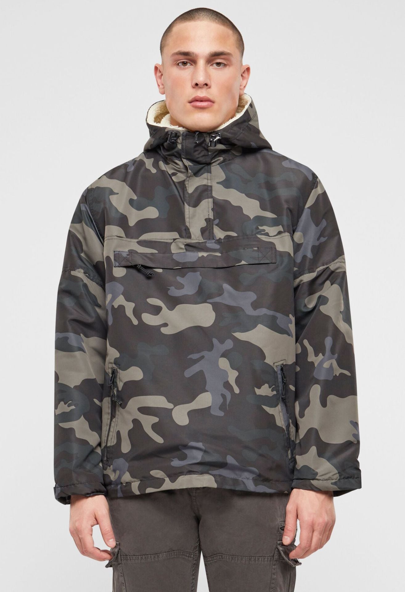 Brandit Windbreaker Sherpa Jacke Dark Camo mit Teddyfell-Futter, Kapuze und wasserabweisendem Material