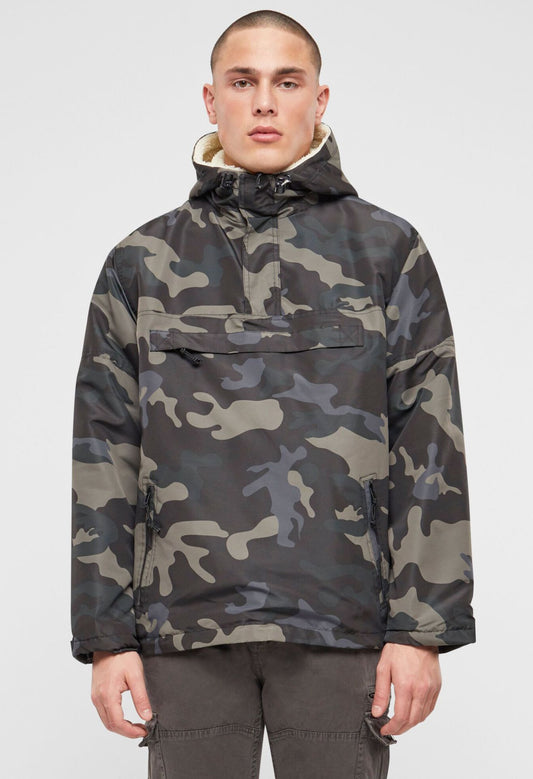 Brandit Windbreaker Sherpa Jacke Dark Camo mit Teddyfell-Futter, Kapuze und wasserabweisendem Material