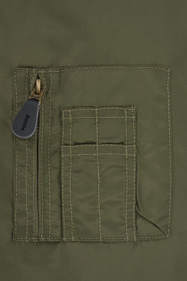 Brandit CWU Fliegerjacke Olive mit warmem Teddyfell, gefütterter Kapuze, Strickbündchen und wind-/wasserabweisendem Nylon.