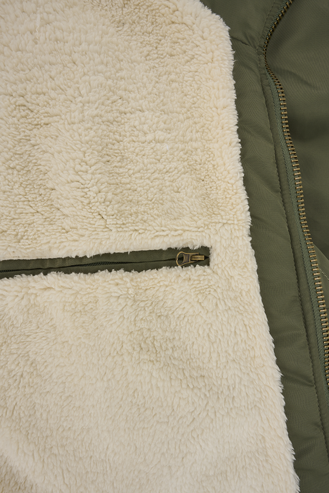 Brandit CWU Fliegerjacke Olive mit warmem Teddyfell, gefütterter Kapuze, Strickbündchen und wind-/wasserabweisendem Nylon.