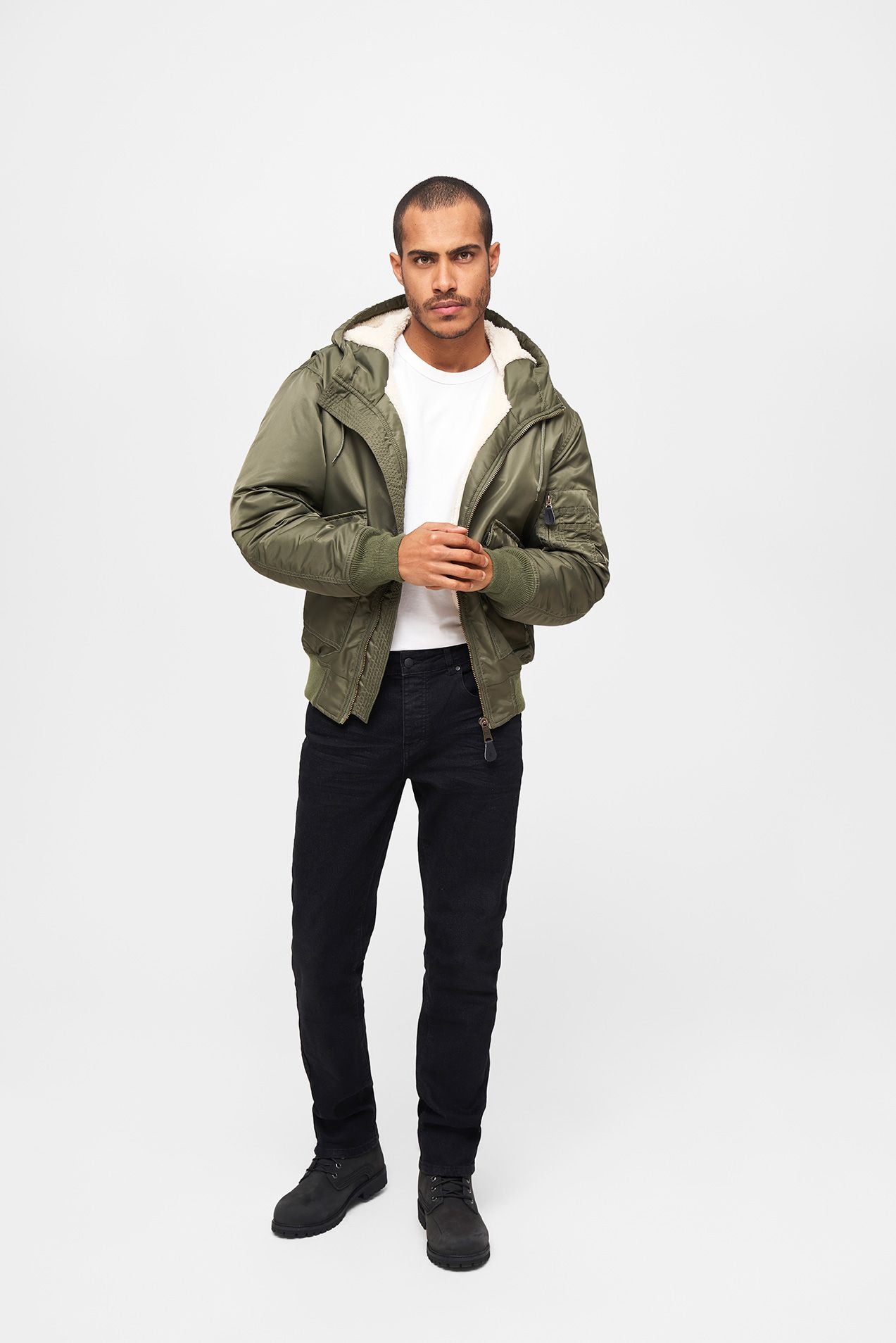 Brandit CWU Fliegerjacke Olive mit warmem Teddyfell, gefütterter Kapuze, Strickbündchen und wind-/wasserabweisendem Nylon.