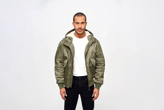 Brandit CWU Fliegerjacke Olive mit warmem Teddyfell, gefütterter Kapuze, Strickbündchen und wind-/wasserabweisendem Nylon.