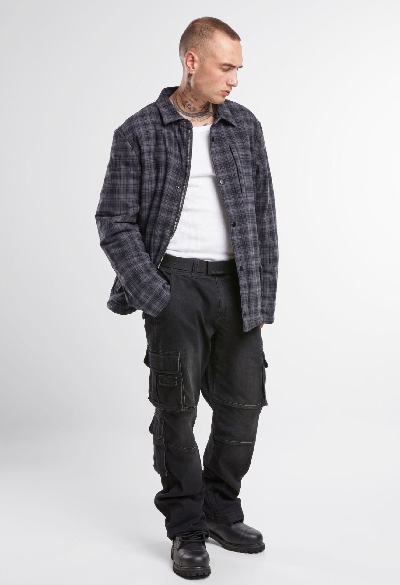 Brandit Herren Sherpa Jacke in Anthracite/Schwarz – warm, klassischer Holzfäller-Look mit Brust- und Seitentaschen.