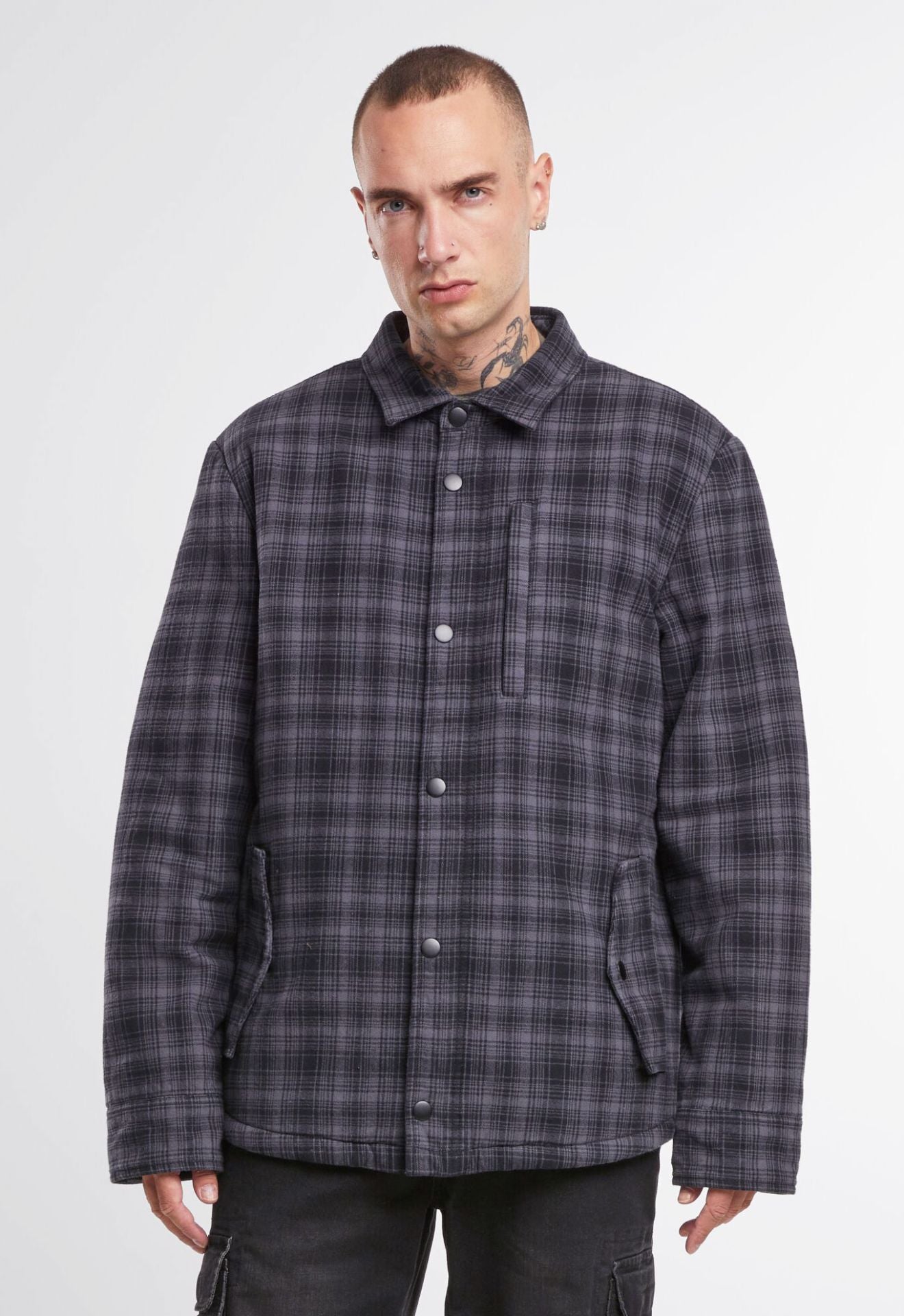 Brandit Herren Sherpa Jacke in Anthracite/Schwarz – warm, klassischer Holzfäller-Look mit Brust- und Seitentaschen.