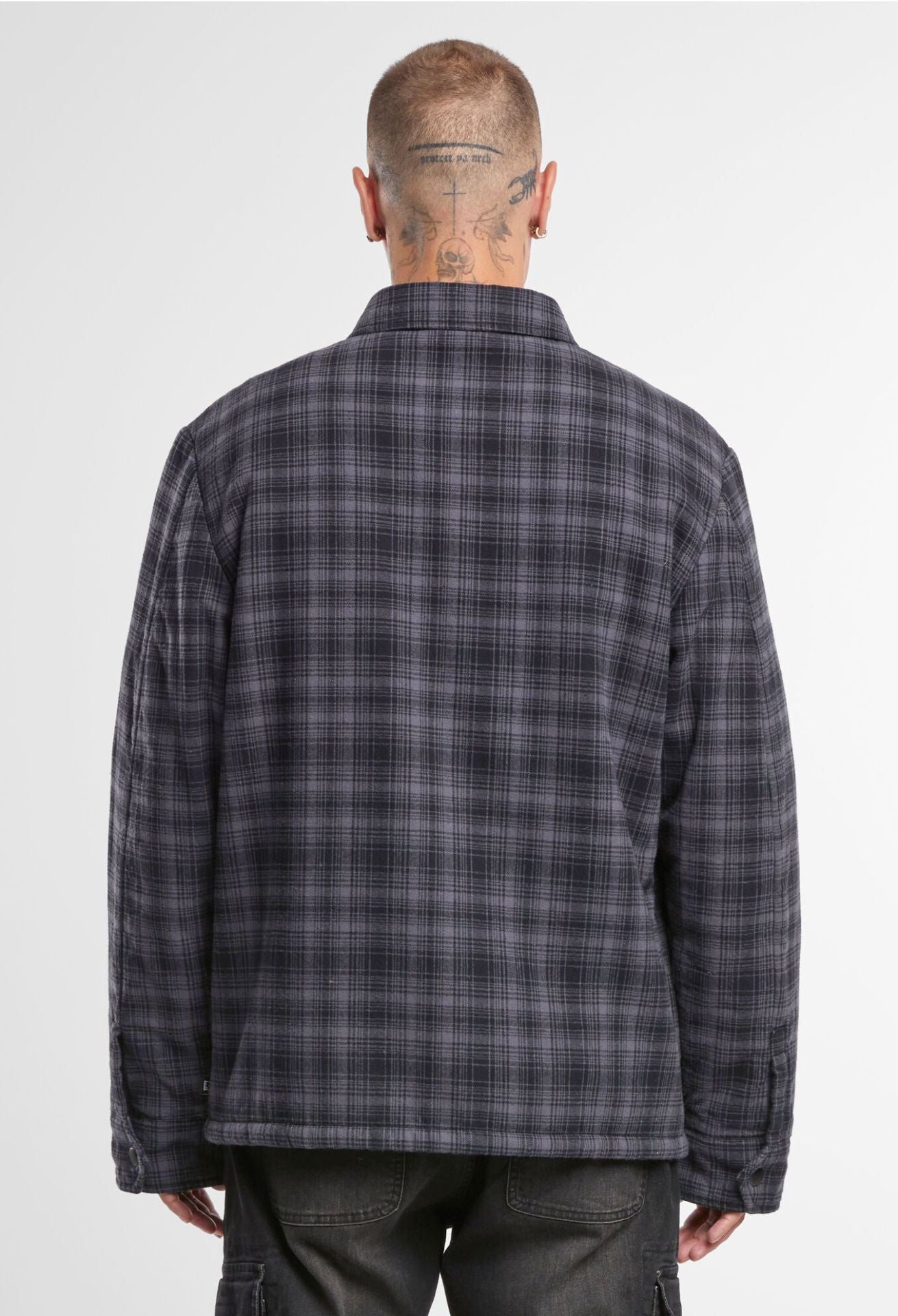 Brandit Herren Sherpa Jacke in Anthracite/Schwarz – warm, klassischer Holzfäller-Look mit Brust- und Seitentaschen.