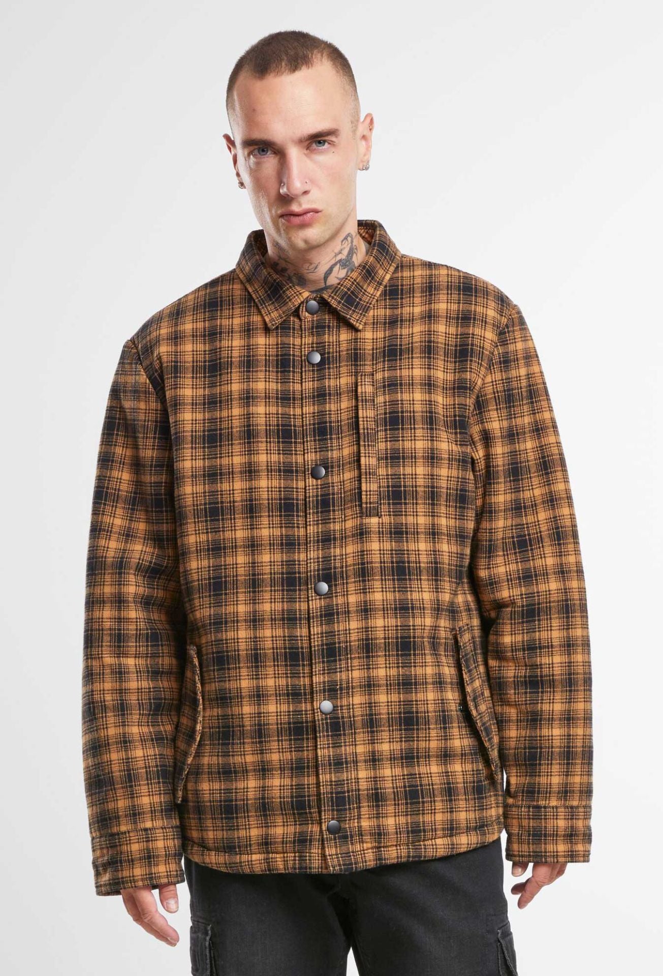 Brandit Herren Sherpa Jacke in Camel/Schwarz – warm, klassischer Holzfäller-Look mit Brust- und Seitentaschen.