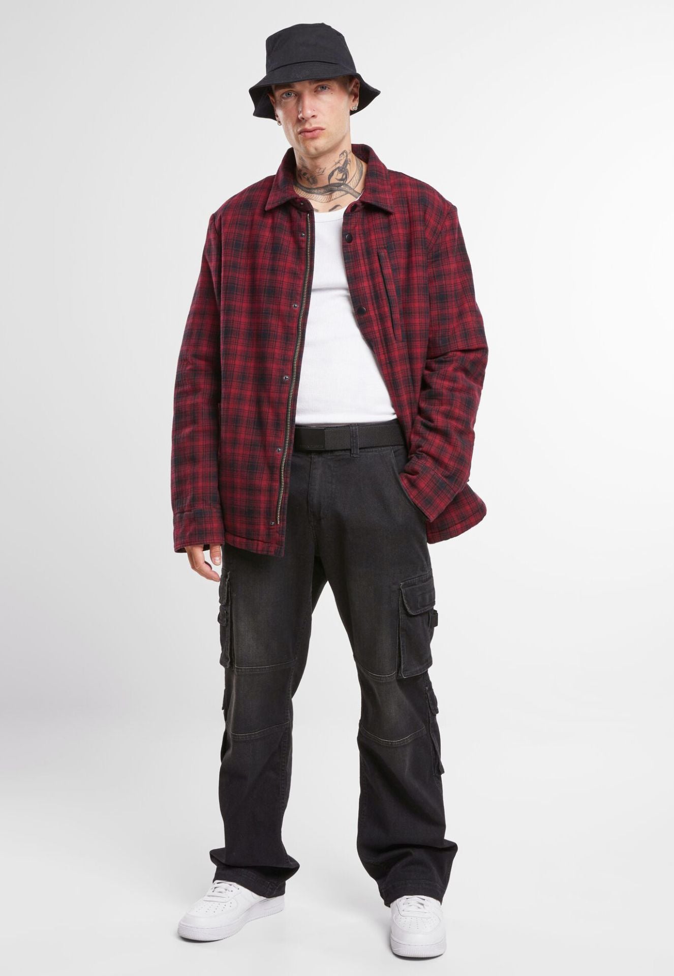 Entdecke die Brandit Sherpa Jacke in Rot/Schwarz – warm gefüttert, robuster Holzfäller-Look, perfekter Begleiter für kalte Tage. Ideal für Streetwear, Outdoor und Alltag.