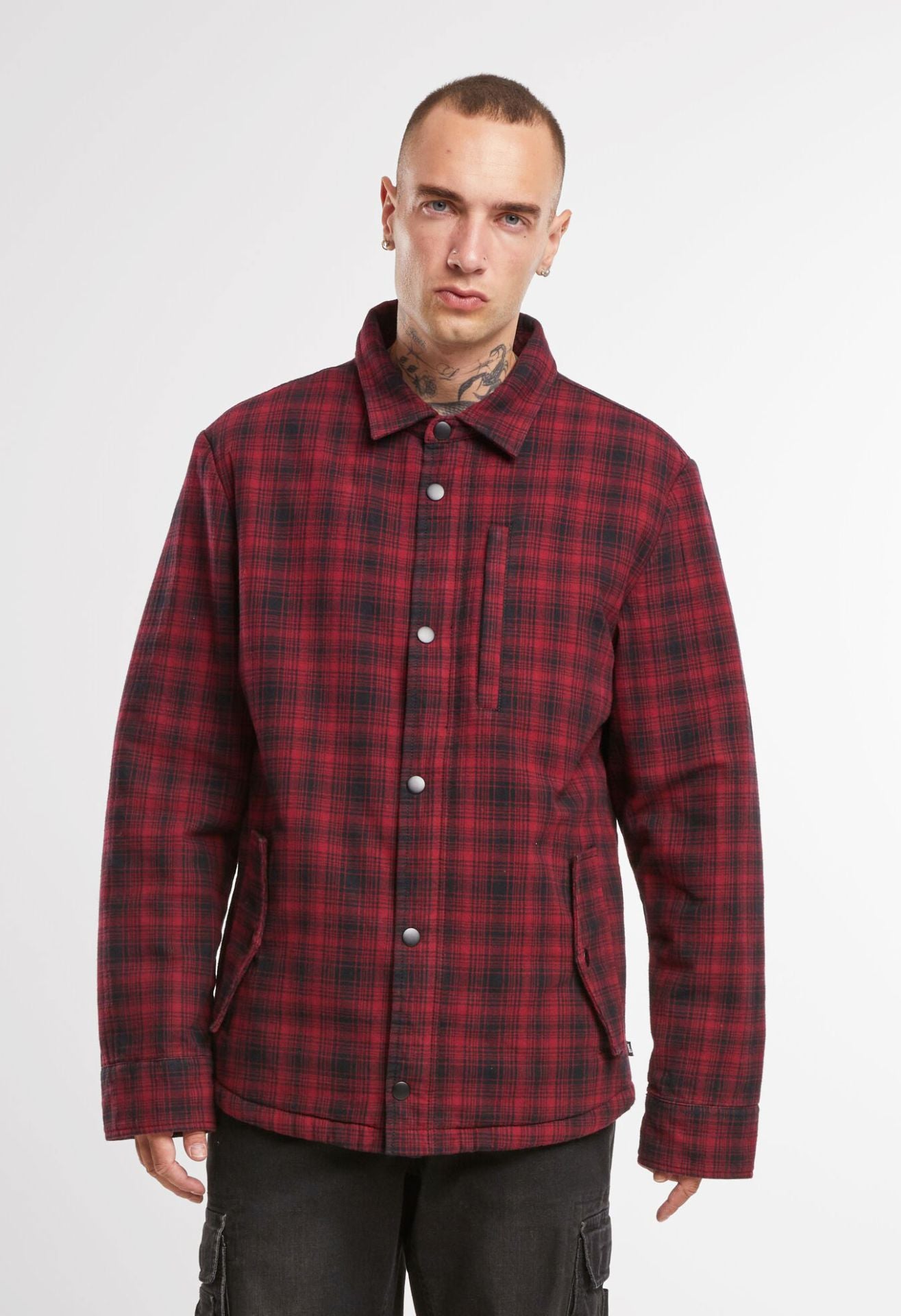Entdecke die Brandit Sherpa Jacke in Rot/Schwarz – warm gefüttert, robuster Holzfäller-Look, perfekter Begleiter für kalte Tage. Ideal für Streetwear, Outdoor und Alltag.