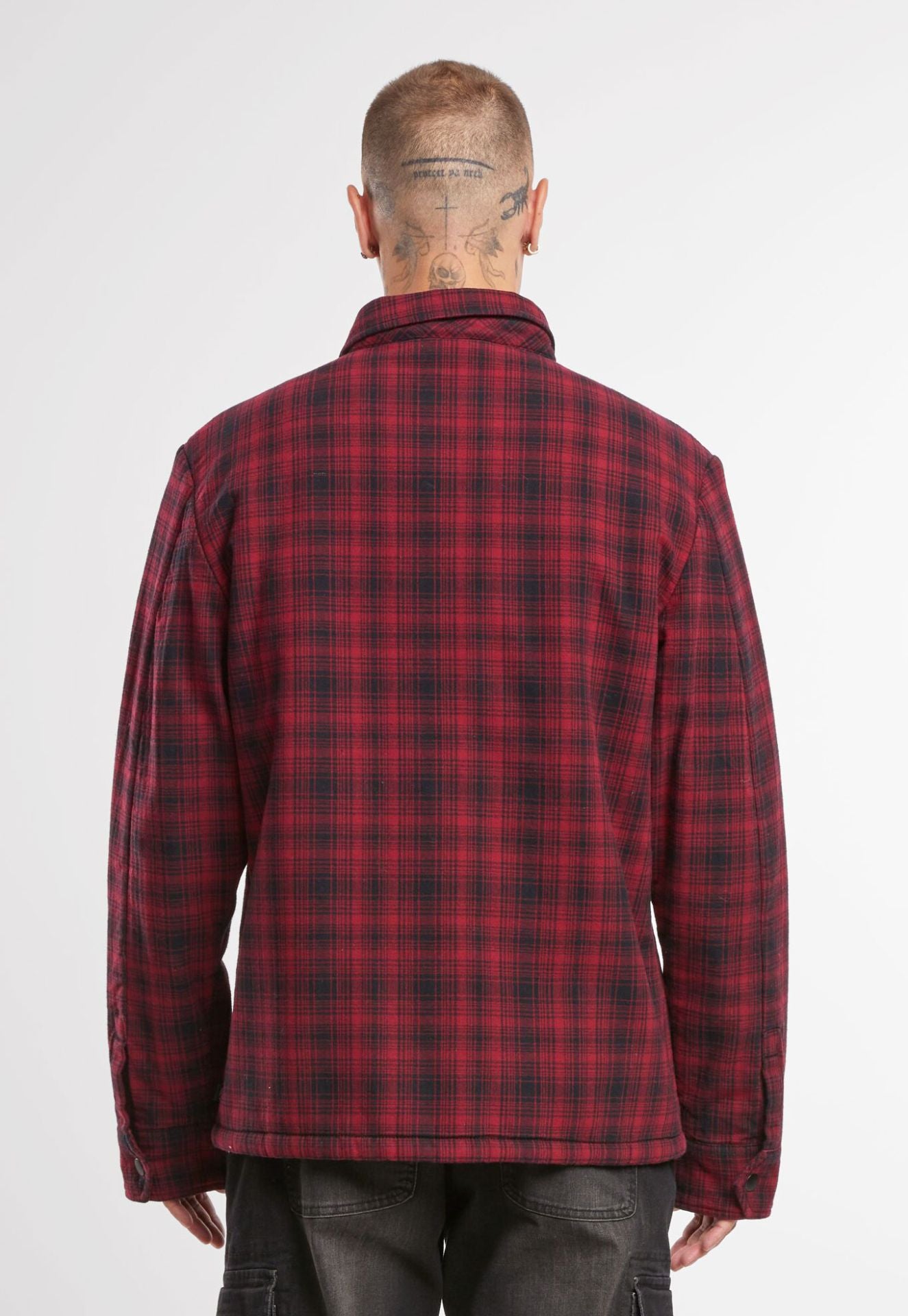 Entdecke die Brandit Sherpa Jacke in Rot/Schwarz – warm gefüttert, robuster Holzfäller-Look, perfekter Begleiter für kalte Tage. Ideal für Streetwear, Outdoor und Alltag.