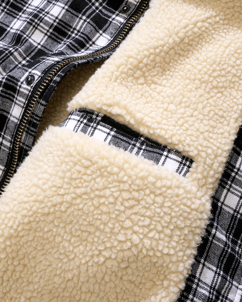 Brandit Herren Sherpa Jacke in Weiss/Schwarz – warm, klassischer Holzfäller-Look mit Brust- und Seitentaschen.