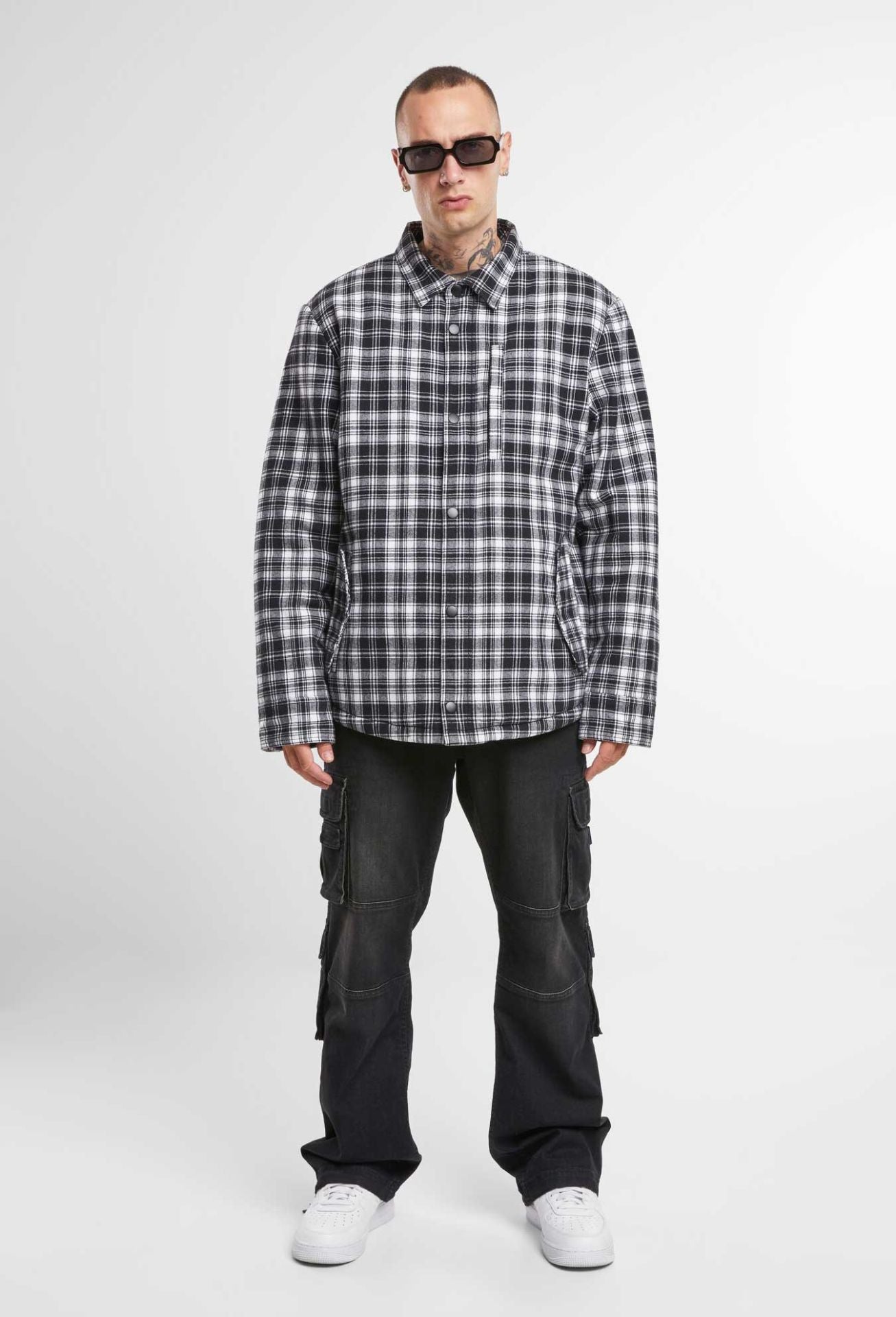 Brandit Herren Sherpa Jacke in Weiss/Schwarz – warm, klassischer Holzfäller-Look mit Brust- und Seitentaschen.