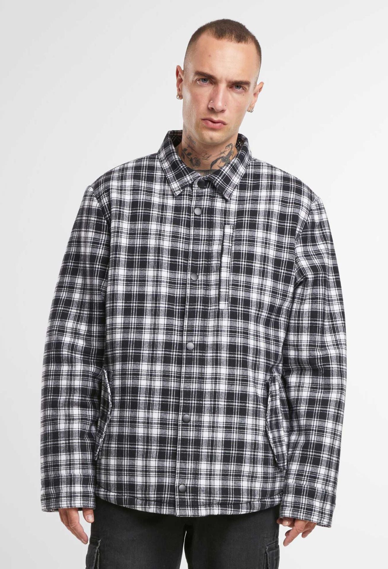 Brandit Herren Sherpa Jacke in Weiss/Schwarz – warm, klassischer Holzfäller-Look mit Brust- und Seitentaschen.