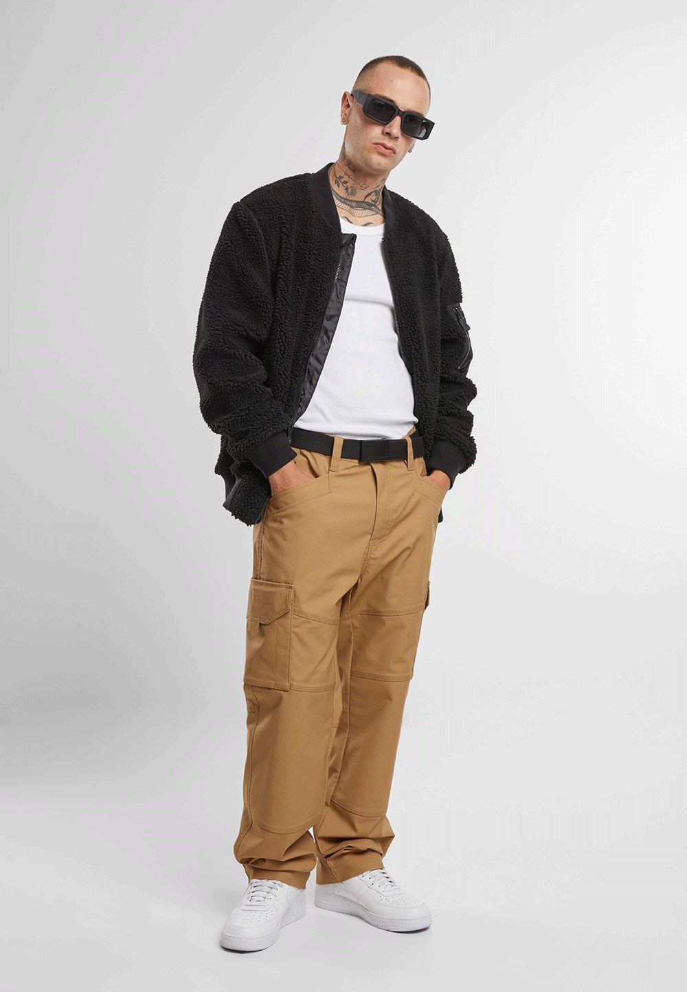 Brandit Teddyfleece-Bomberjacke in Schwarz mit Strickbund, zwei Einschubtaschen und Oberarmtasche mit Reissverschluss.