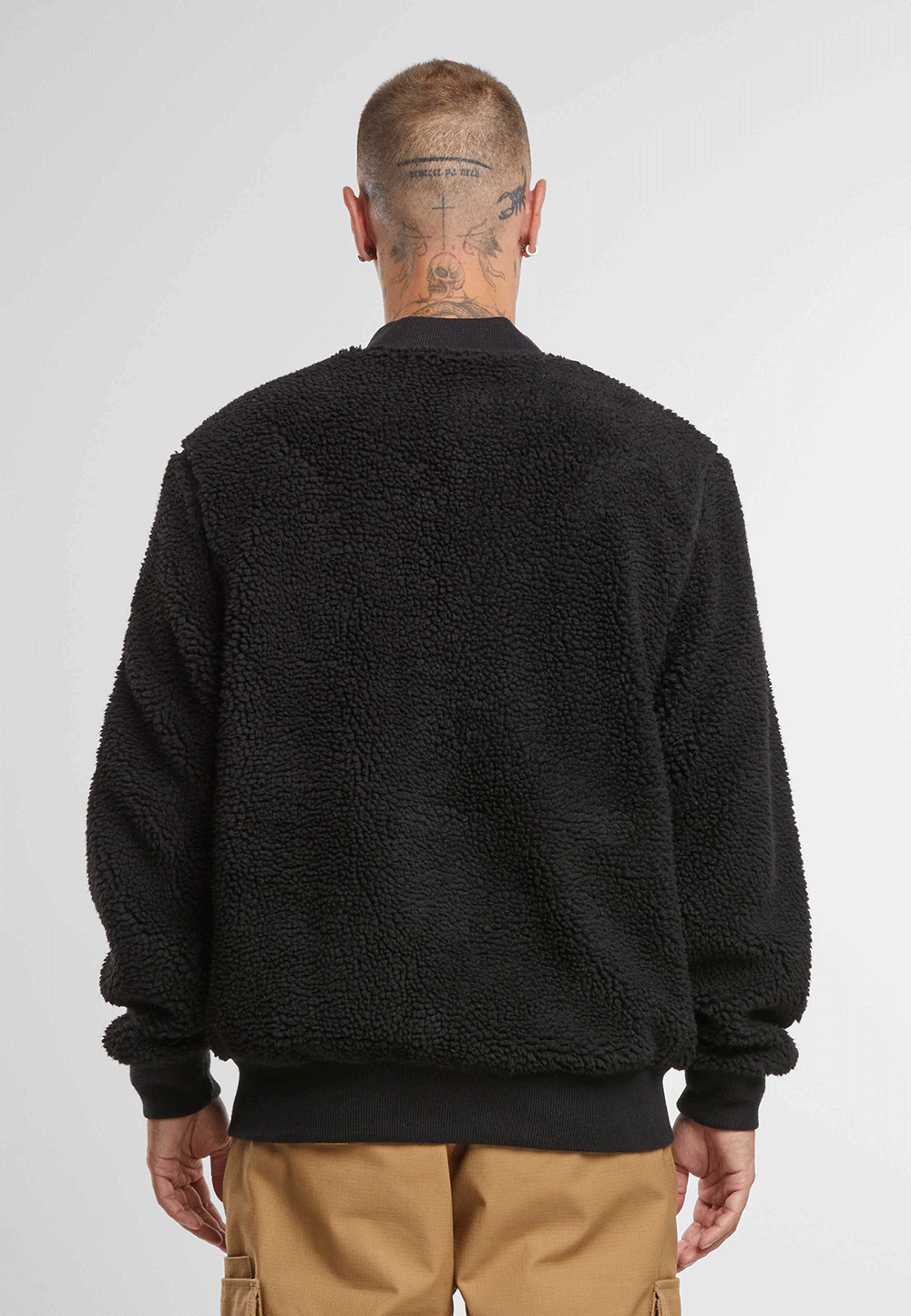 Brandit Teddyfleece-Bomberjacke in Schwarz mit Strickbund, zwei Einschubtaschen und Oberarmtasche mit Reissverschluss.