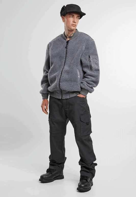 Brandit Teddyfleece-Bomberjacke in Anthra mit Strickbund, zwei Einschubtaschen und Oberarmtasche mit Reissverschluss.