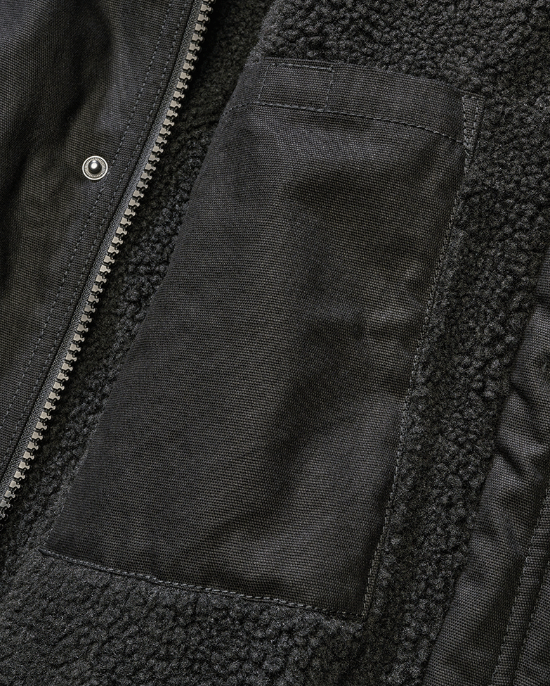 Brandit Kurzjacke in Schwarz – robustes Canvas, Kapuze mit Kordelzug, Teddyfellfutter und praktische Taschen für stylischen Komfort