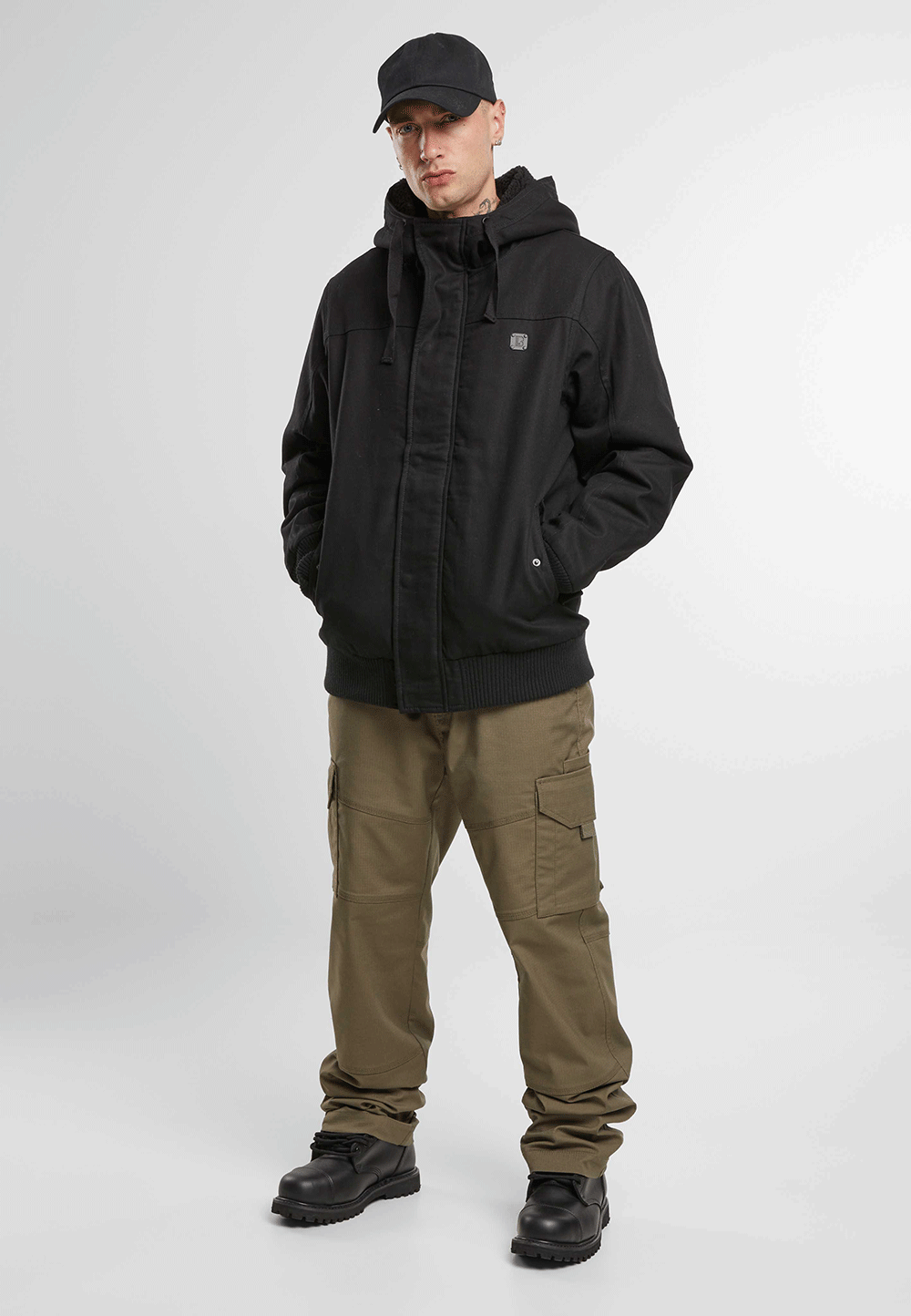 Brandit Kurzjacke in Schwarz – robustes Canvas, Kapuze mit Kordelzug, Teddyfellfutter und praktische Taschen für stylischen Komfort