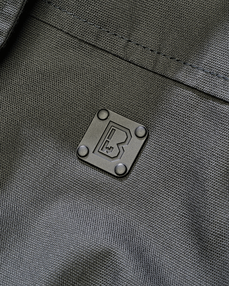Brandit Kurzjacke Anthracite aus robustem Canvas mit Kapuze, Kordelzug, Teddyfellfutter und praktischen Taschen.