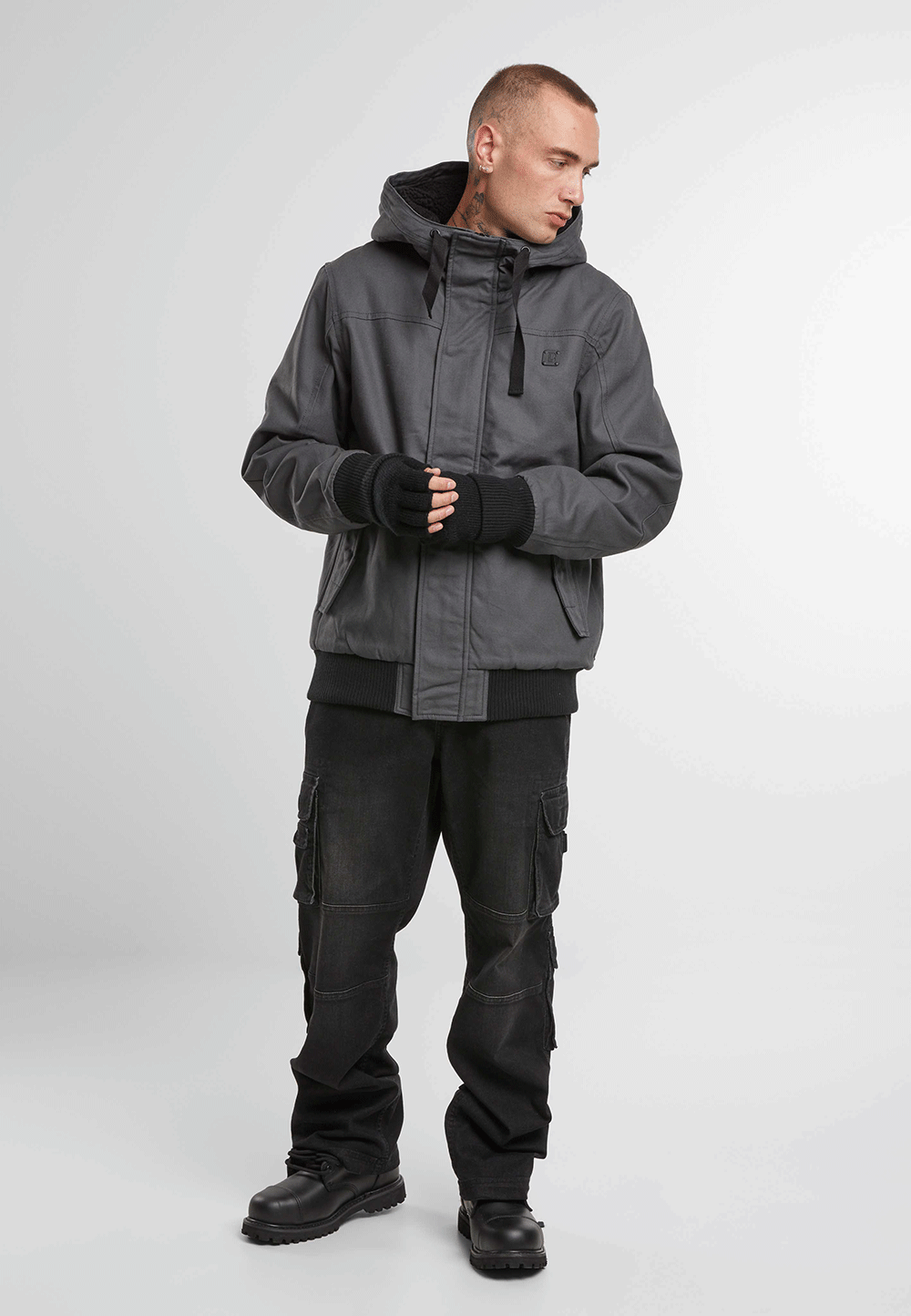 Brandit Kurzjacke Anthracite aus robustem Canvas mit Kapuze, Kordelzug, Teddyfellfutter und praktischen Taschen.