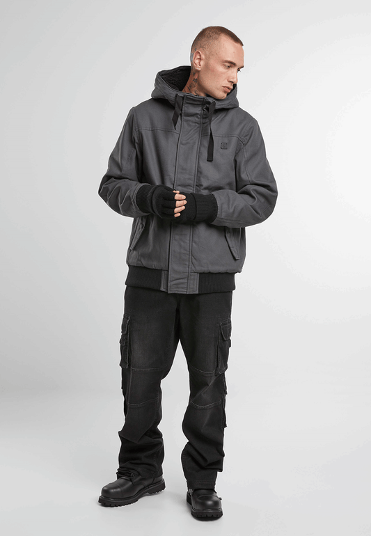 Brandit Kurzjacke Anthracite aus robustem Canvas mit Kapuze, Kordelzug, Teddyfellfutter und praktischen Taschen.
