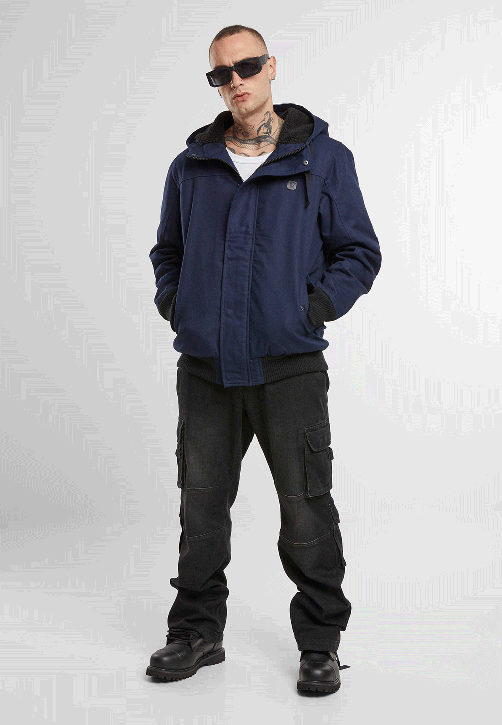 Brandit Kurzjacke Navy aus robustem Canvas mit Kapuze, Kordelzug, Teddyfellfutter und praktischen Taschen.