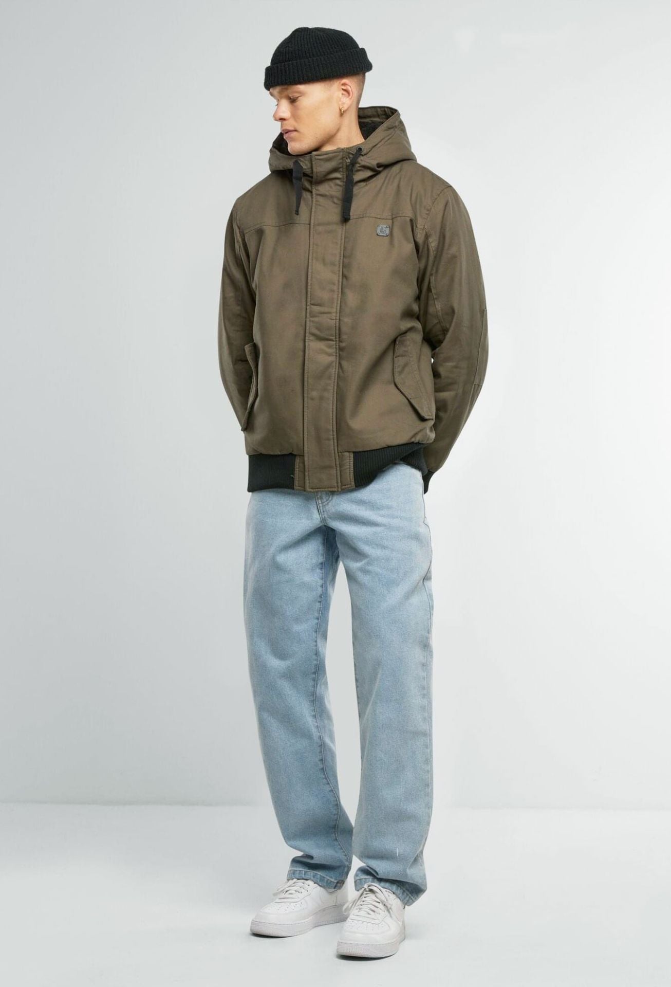 Brandit Kurzjacke in Oliv – robustes Canvas, Kapuze mit Kordelzug, Teddyfellfutter und praktische Taschen für stylischen Komfort