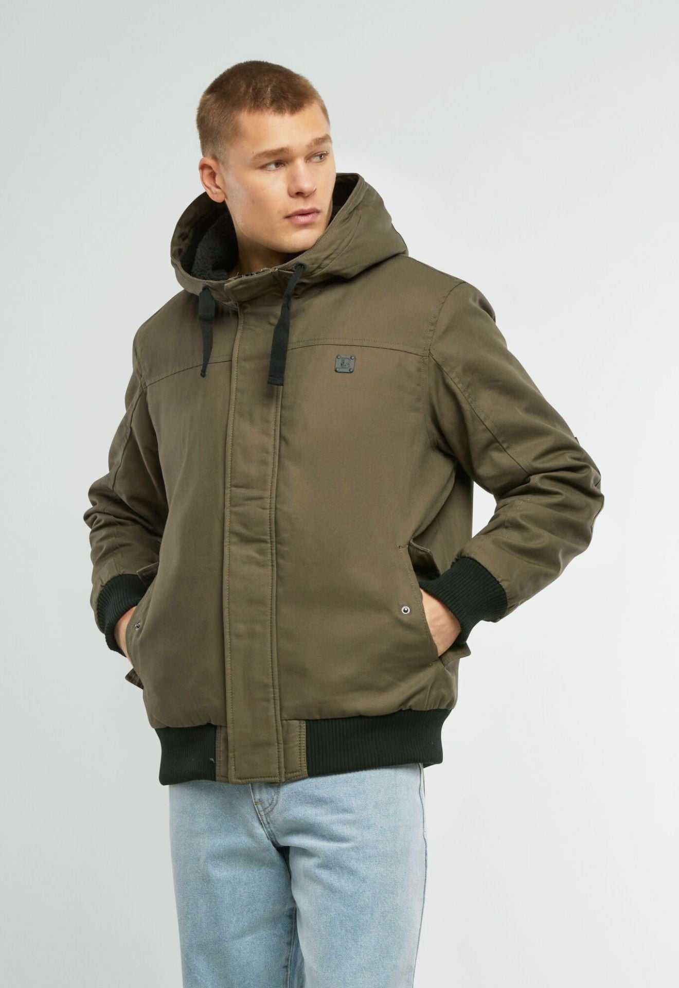 Brandit Kurzjacke in Oliv – robustes Canvas, Kapuze mit Kordelzug, Teddyfellfutter und praktische Taschen für stylischen Komfort