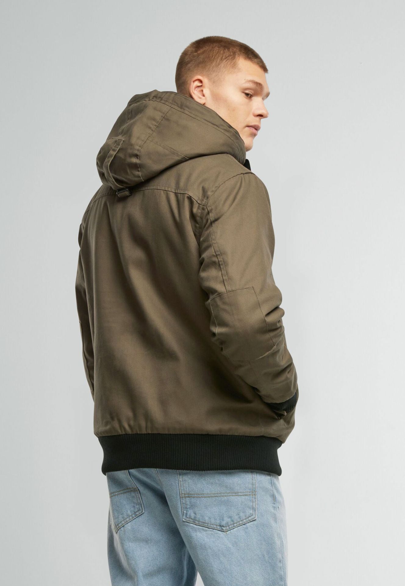 Brandit Kurzjacke in Oliv – robustes Canvas, Kapuze mit Kordelzug, Teddyfellfutter und praktische Taschen für stylischen Komfort