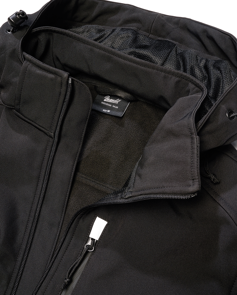 Schwarze Brandit Softshelljacke mit wasserdichten Reissverschlüssen und reflektierenden Details.