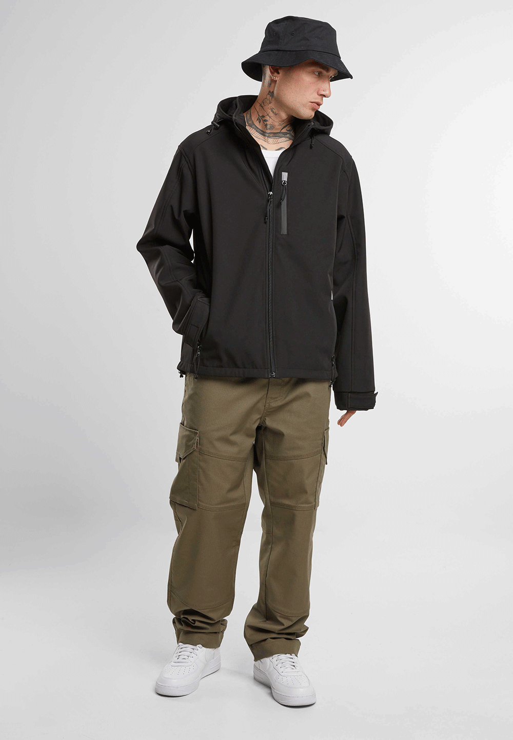 Schwarze Brandit Softshelljacke mit wasserdichten Reissverschlüssen und reflektierenden Details.