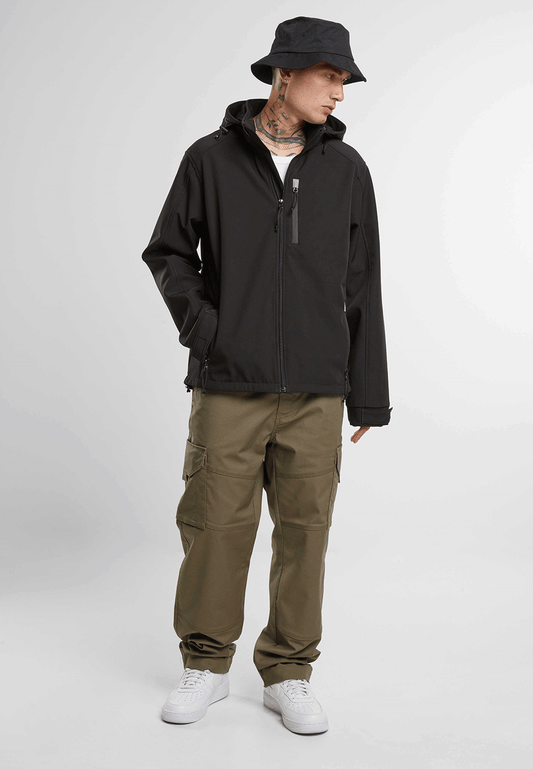 Schwarze Brandit Softshelljacke mit wasserdichten Reissverschlüssen und reflektierenden Details.
