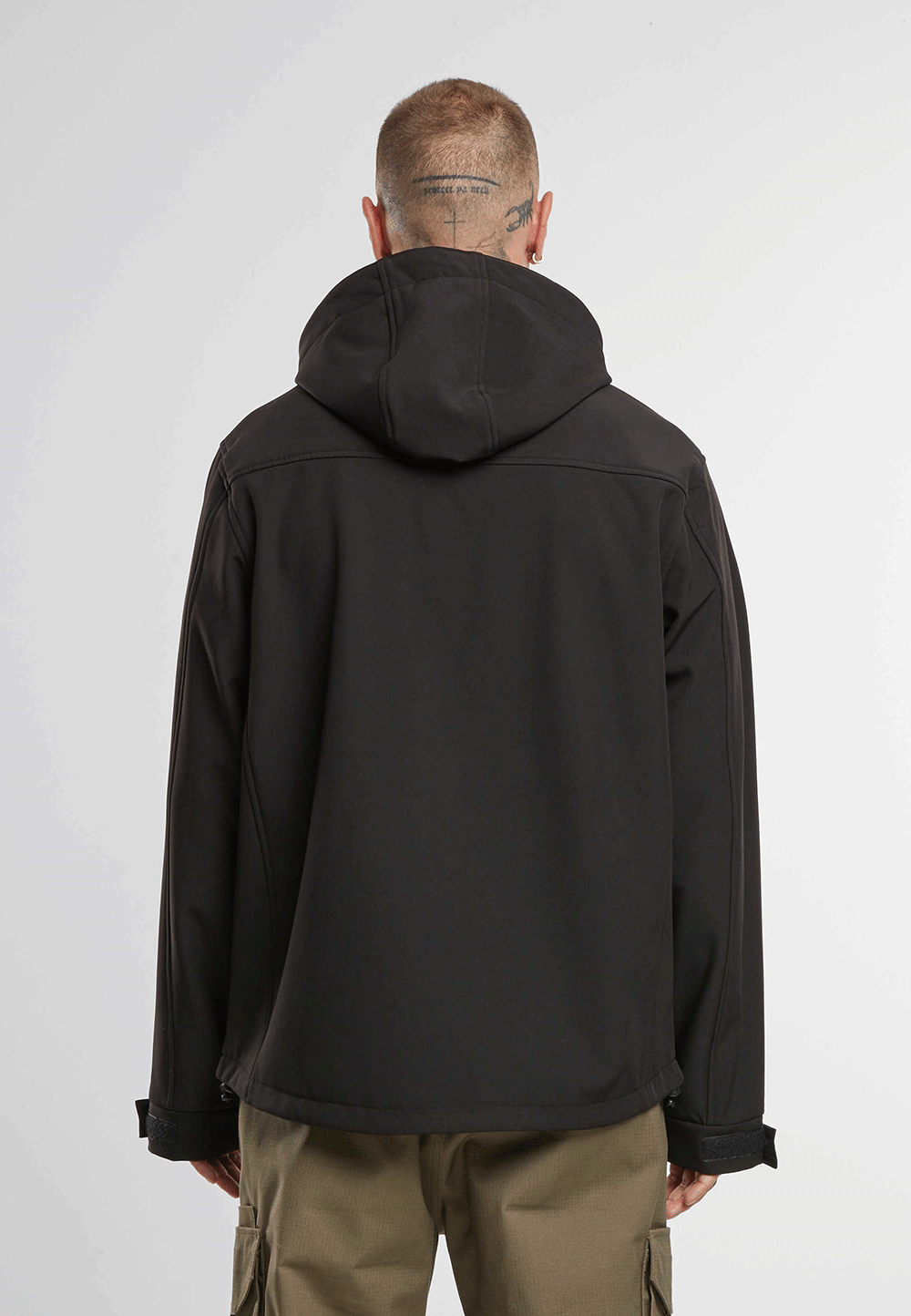 Schwarze Brandit Softshelljacke mit wasserdichten Reissverschlüssen und reflektierenden Details.