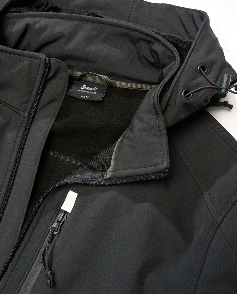 Brandit Anthracite Softshelljacke mit wasserdichten Reißverschlüssen und reflektierenden Details.