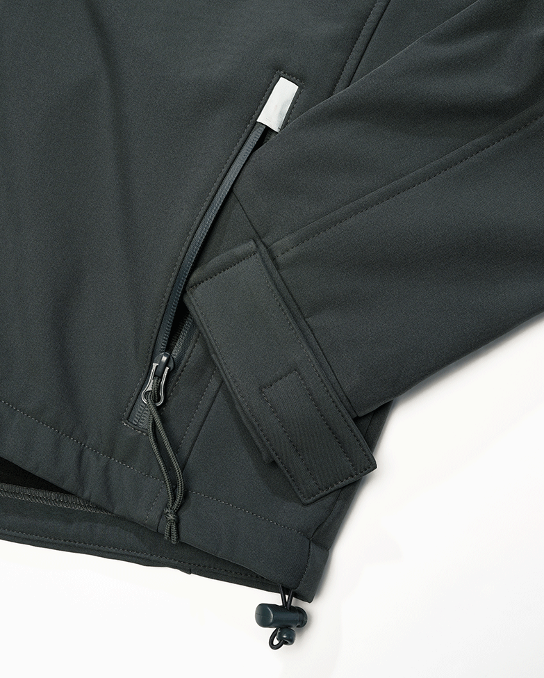 Brandit Anthracite Softshelljacke mit wasserdichten Reißverschlüssen und reflektierenden Details.