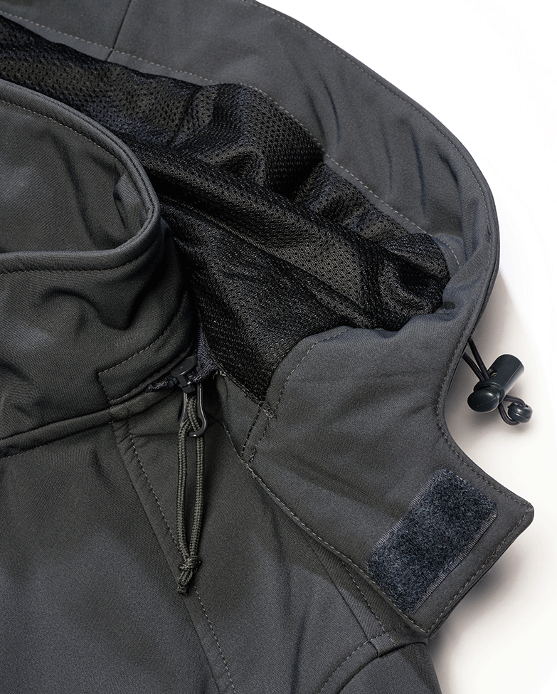 Brandit Anthracite Softshelljacke mit wasserdichten Reißverschlüssen und reflektierenden Details.