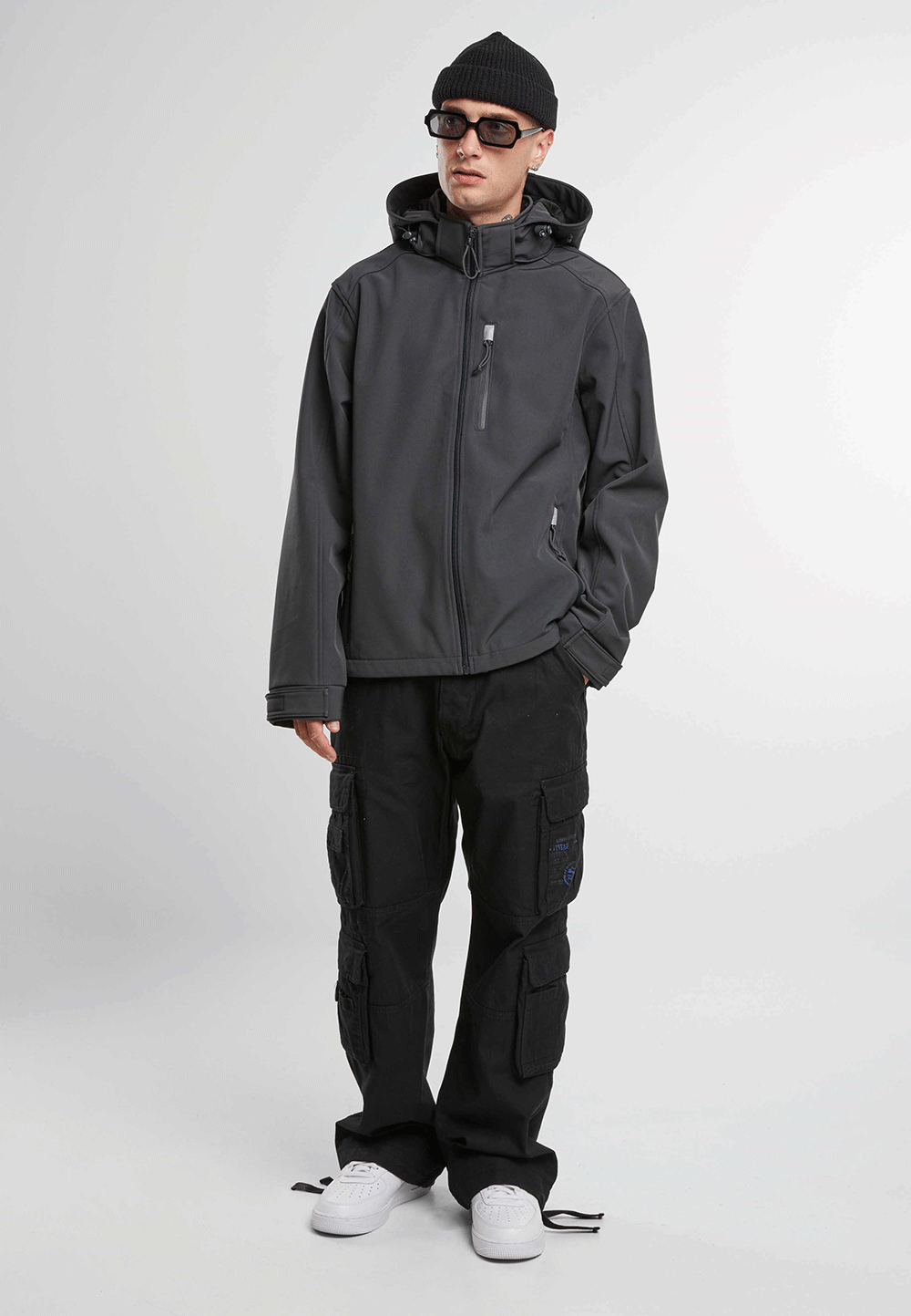  Brandit Anthracite Softshelljacke mit wasserdichten Reißverschlüssen und reflektierenden Details.