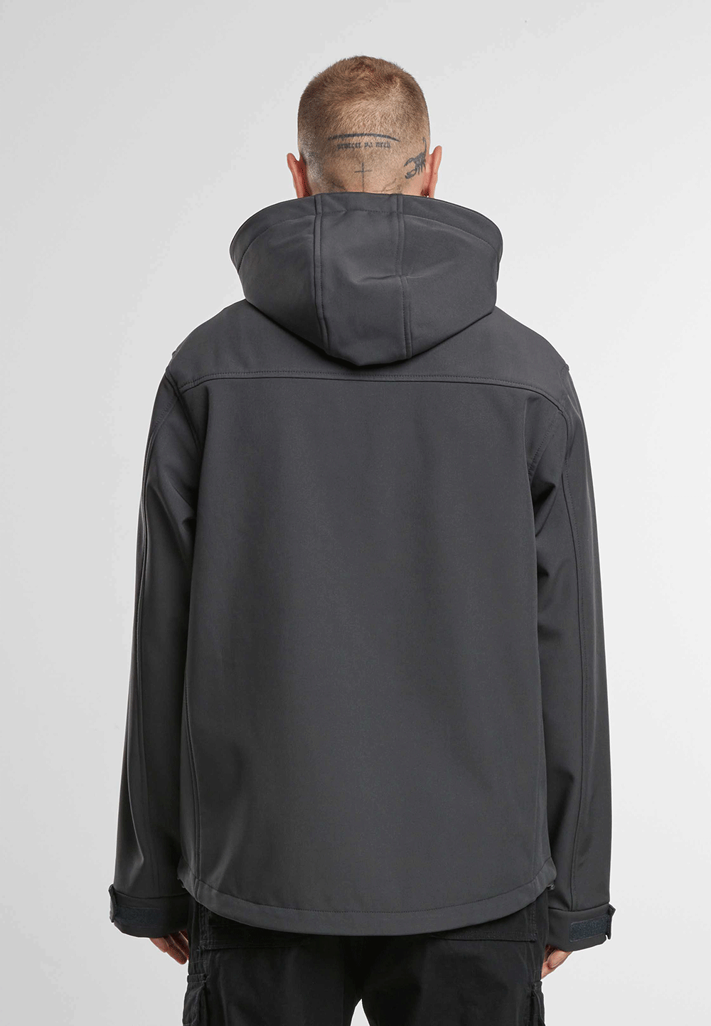 Brandit Anthracite Softshelljacke mit wasserdichten Reißverschlüssen und reflektierenden Details.