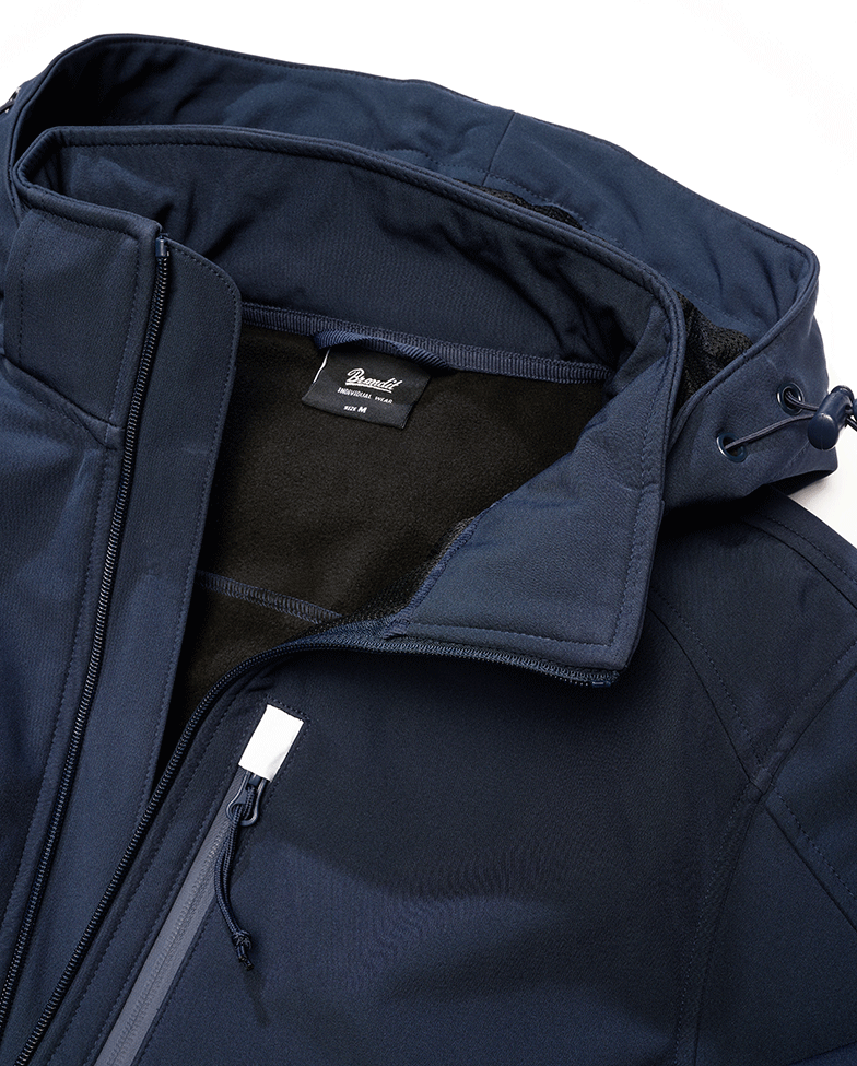 Brandit Navy Softshelljacke mit wasserdichten Reißverschlüssen und reflektierenden Details.