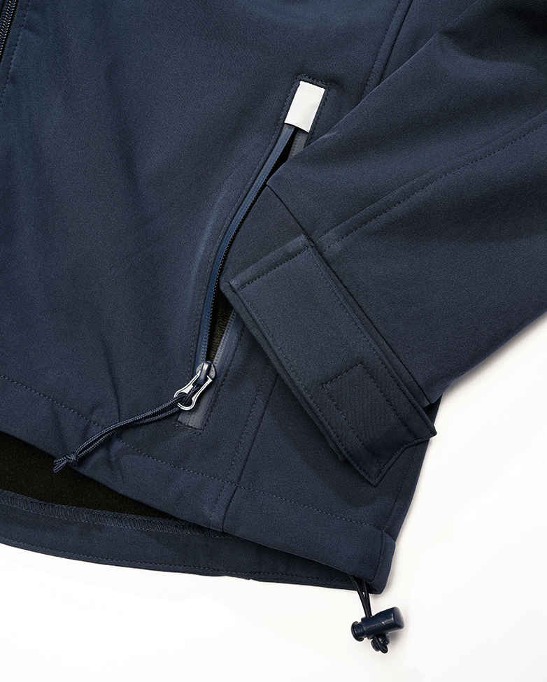 Brandit Navy Softshelljacke mit wasserdichten Reißverschlüssen und reflektierenden Details.