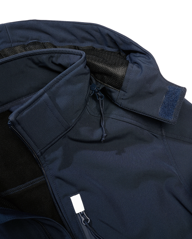 Brandit Navy Softshelljacke mit wasserdichten Reißverschlüssen und reflektierenden Details.