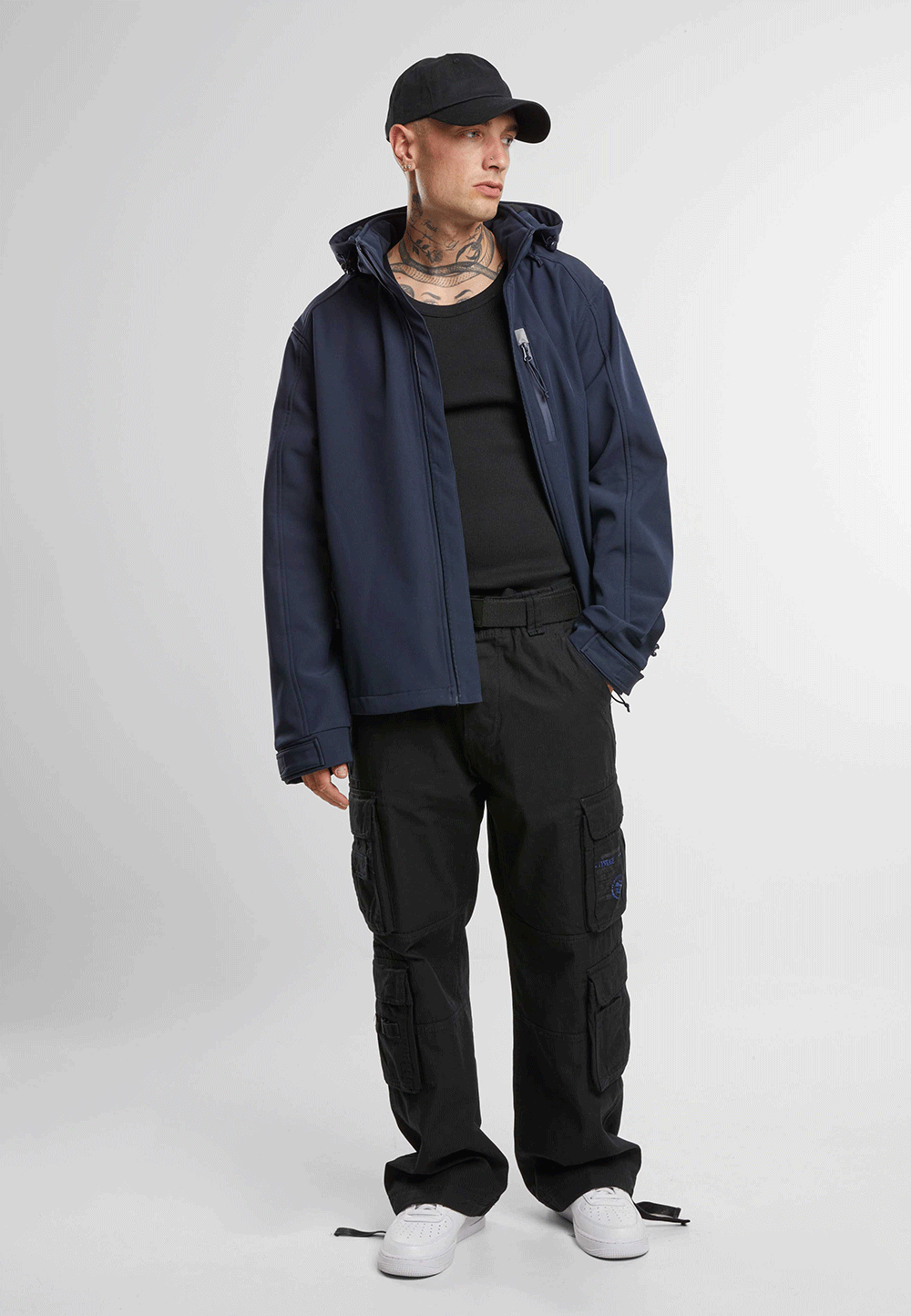  Brandit Navy Softshelljacke mit wasserdichten Reißverschlüssen und reflektierenden Details.
