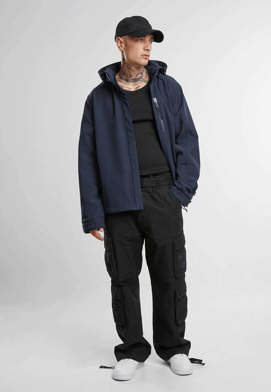  Brandit Navy Softshelljacke mit wasserdichten Reißverschlüssen und reflektierenden Details.